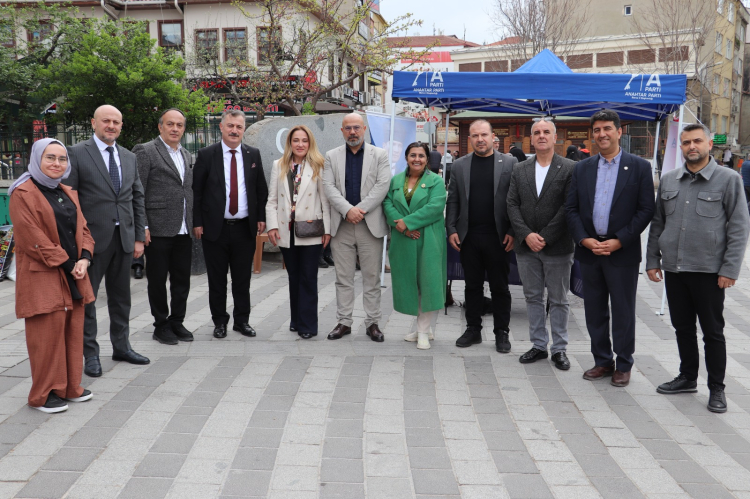 Anahtar Parti Bursa’da 200 bin ata tohumunu 2 saatte dağıttı