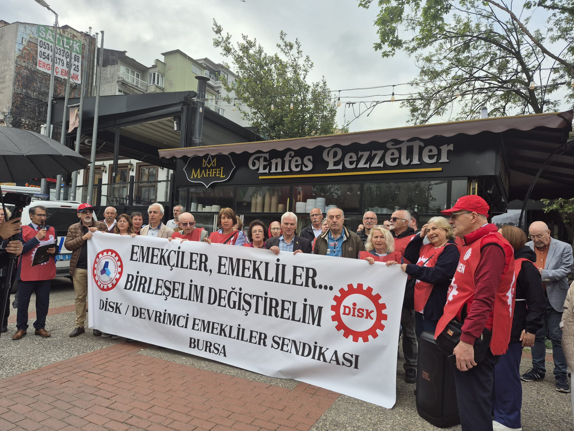 Bursa’da Emekli İsyanı: “Bu Düzen Emekliyi Açlığa, Hastalığa ve Sessiz Ölüme Mahkûm Ediyor”