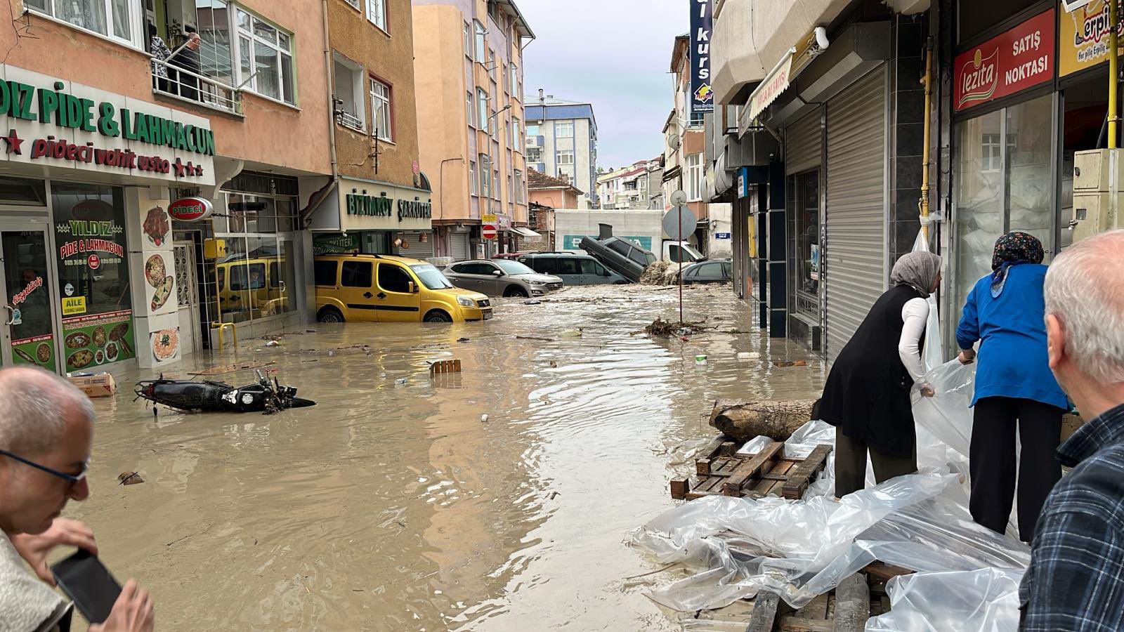 Samsun Havza’da Sel Alarmı: İş Yerleri ve Evleri Su Bastı, Araçlar Sürüklendi
